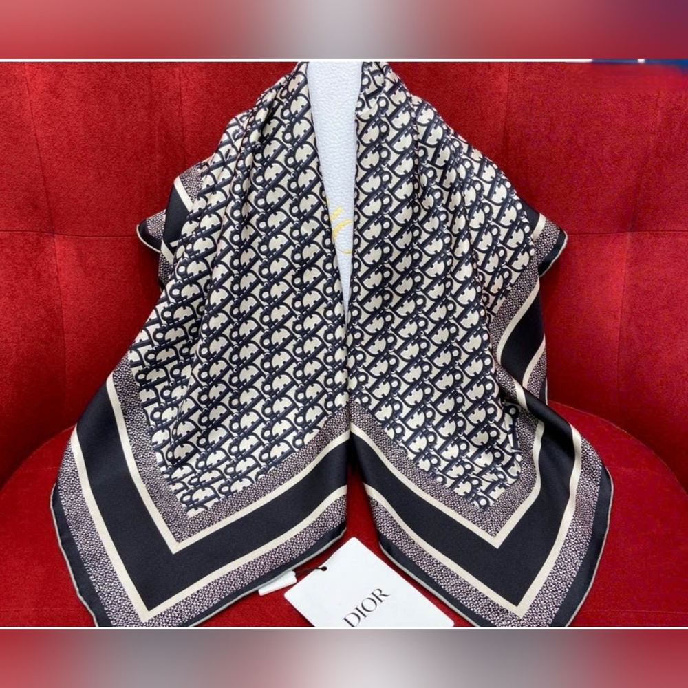 Black and White Monogram Scarf - Picture 4 of 9